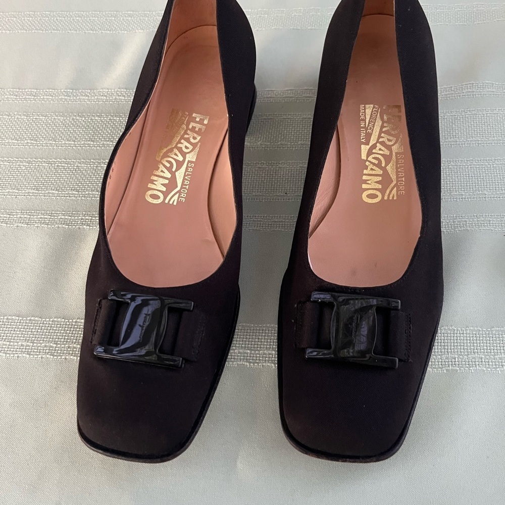 Salvatore Ferragamo Black Vara Bow Flats with Patent Accent size 7.5